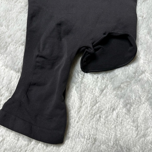 NEW Skims Seamless Sculpt Solution Short Left Leg Exposed Onyx Women’s XXS/XS - Picture 4 of 8